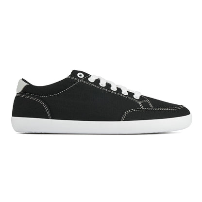 Side picture of the FREESTYLE 3 Coal, Black sneaker with white laces on a white background