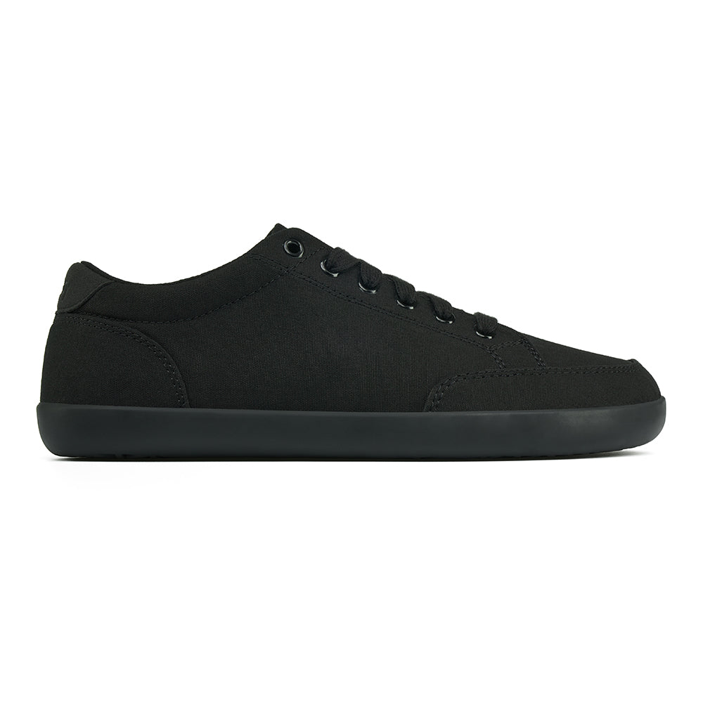 Side picture of the FREESTYLE 3 Jet, Black sneaker with black laces, and black sole on a white background